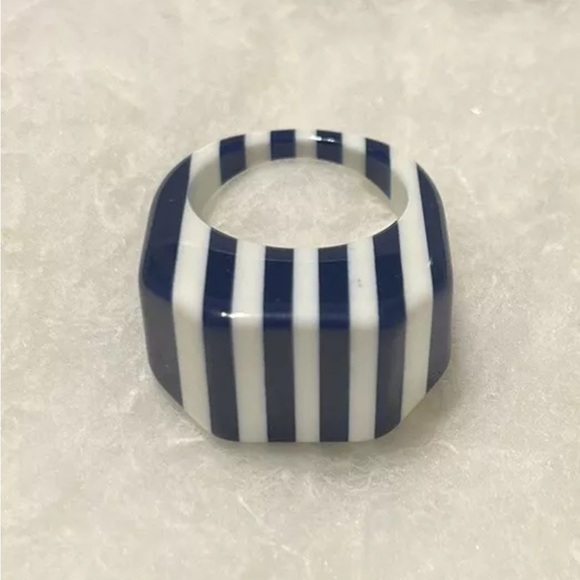 Chunky Retro Rings (lot of 5) Size 6-7 Lucite Plastic and Other Materials - Picture 3 of 6